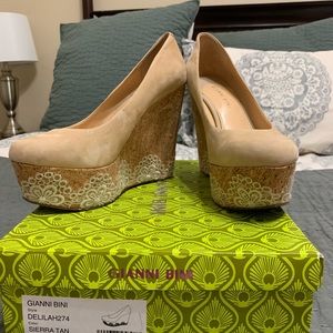 Women’s Gianni Bini tan wedges